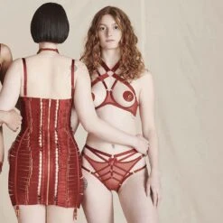 Brigade Mondaine - BORDELLE Signature <br /><strong> String Harnais Rouge </strong> -BRIGADE MONDAINE Boutique BORDELLE Harness Thong Red 03